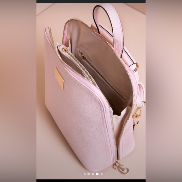 Travel in Chic Convertible Purse - Picture 2 of 8